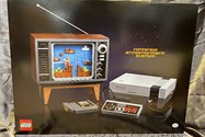 تصویری از کنسول NES به همراه کنترلر و تلویزیون از جنس لگو