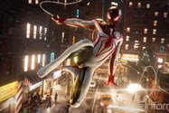 مایلز مورالز با کاستوم سفید در بازی Marvel’s Spider-Man: Miles Morales 
