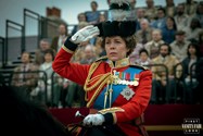 ملکه الیزابت در حال نشان دادن سلام نظامی در فصل چهارم سریال The Crown