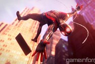 مایلز مورالز در حال گرفتن موبایل خود از ارتفاع در بازی Marvel’s Spider-Man: Miles Morales 