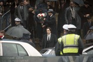 رابرت پتینسون در راه خروج از مراسم تدفین یکی از کاراکترهای فیلم بتمن